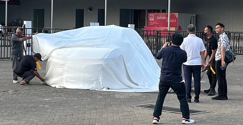 demonstration of the EV Car Fire Blanket