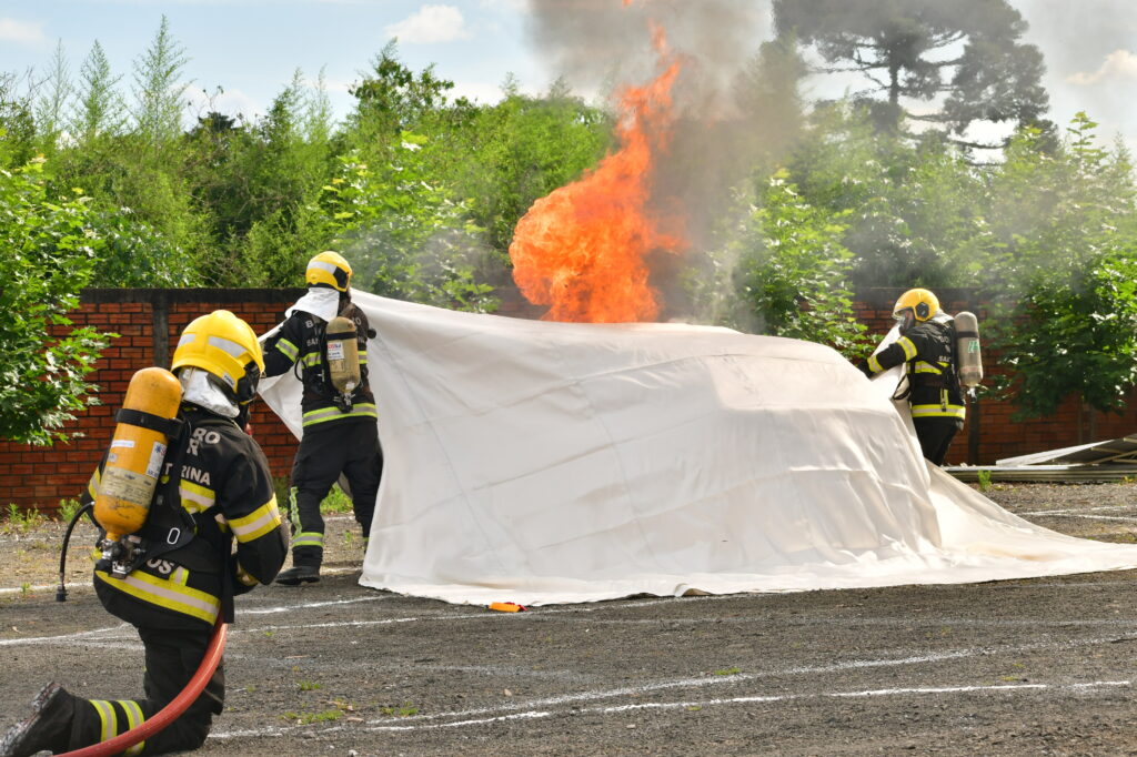 Het blussen van branden in elektrische voertuigen vereist meer dan alleen een autobranddeken