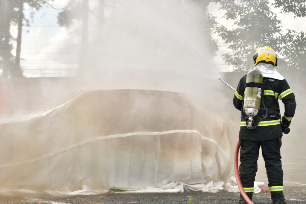 Het blussen van branden in elektrische voertuigen vereist meer dan alleen een autobranddeken