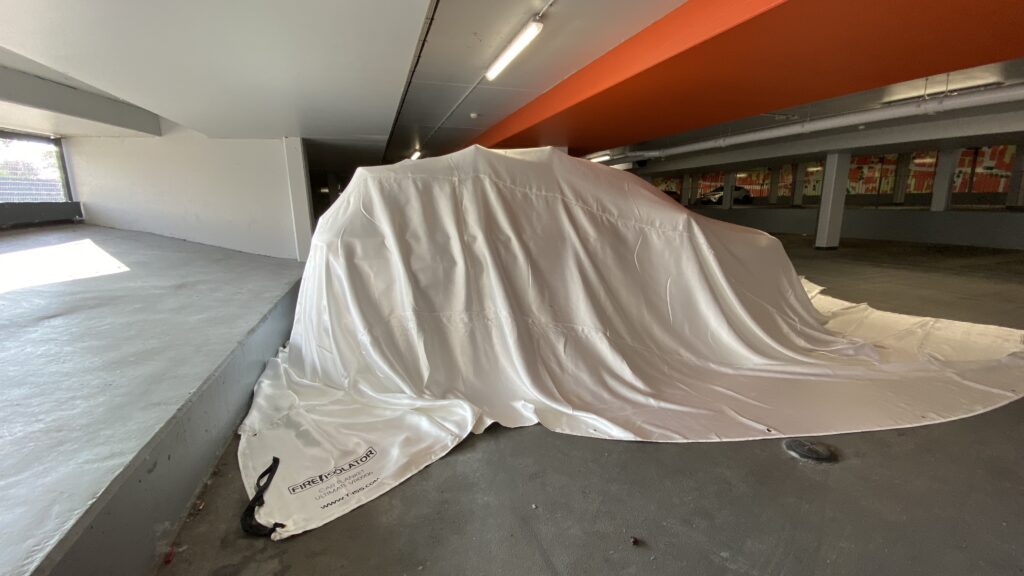 Sprinklers zijn niet genoeg: hoe je een EV-brand in een parkeergarage kunt beheersen