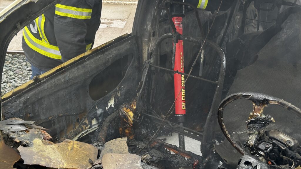 Die Bekämpfung von Bränden in Elektrofahrzeugen erfordert mehr als nur eine Fahrzeug-Branddecke