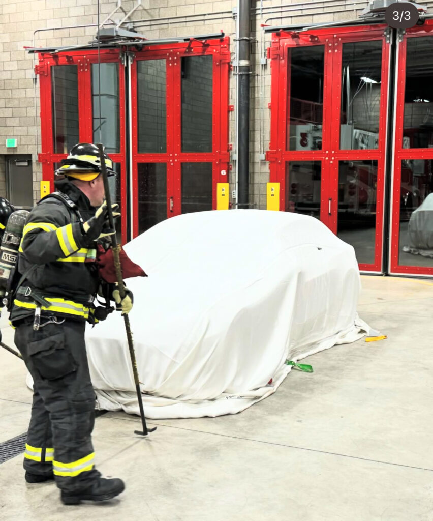 La extinción de incendios en vehículos eléctricos requiere más que una manta ignífuga para automóviles