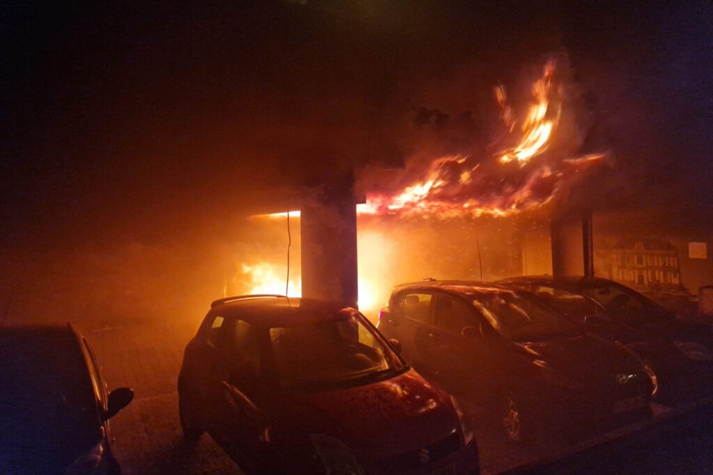 Ein Brand in einem herkömmlichen Benzin- oder Dieselfahrzeug verhält sich auf eine Weise, die Feuerwehren gut kennen.